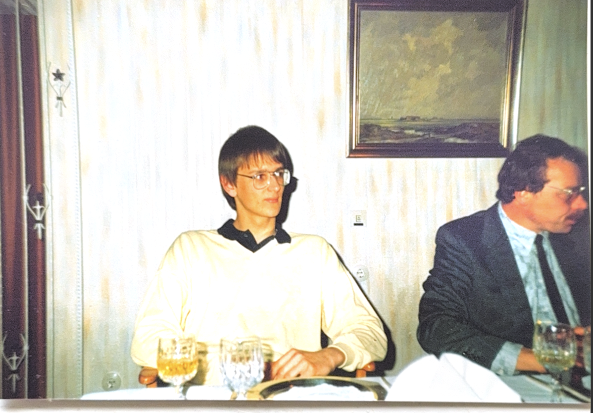 Nach dem Abi, ca. 1986 — weißes Hemd, lange blonde Haare, ein Bier auf dem Tisch.