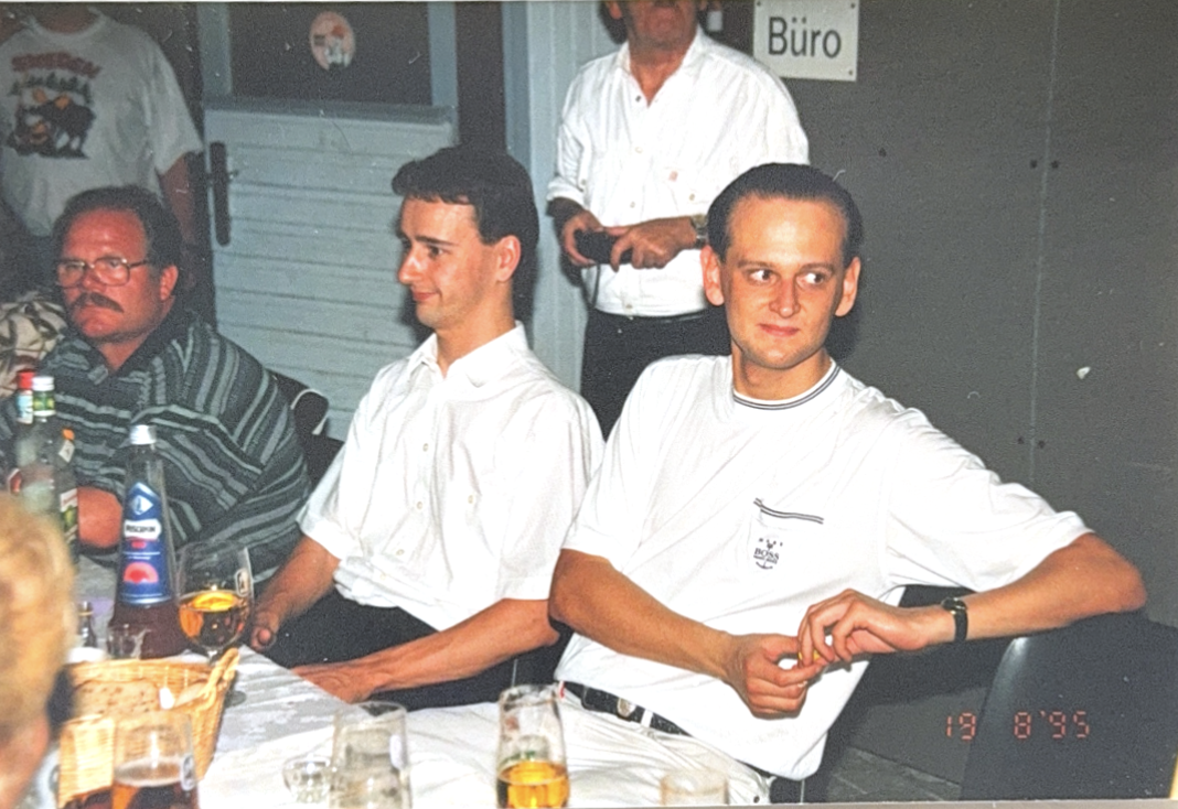 Party zu Hause nach dem Vordiplom, 19.8.1995 — Hugo Boss T-Shirt, am Handgelenk eine Maurice Lacroix für 700 DM (später geklaut).